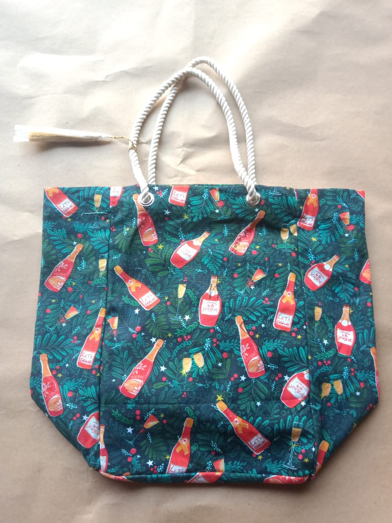 Beach beauties like to use Eco friendly Jute beach bags to extend the scenic beauty of beaches